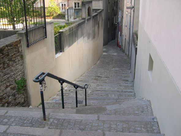  ruelle pavée avec escalier